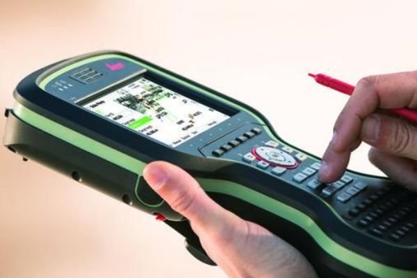 Leica CS20 field controller honoured with Red Dot Award