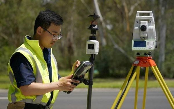 Leica Robotic Total Station with AP20 detal pole
